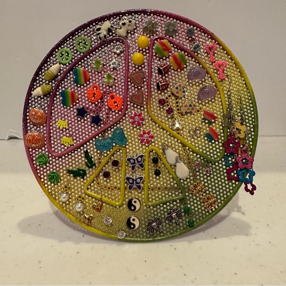 Girl’s Peace Sign Earrings holder / stand w/ over 35 pairs of earrings - Picture 3 of 9